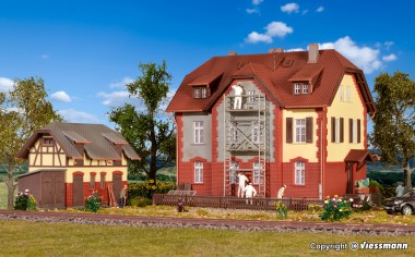 Kibri 39315 Eisenbahner Wohnhaus mit Nebengebäude 