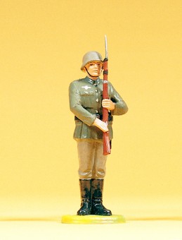 Preiser 56003 Soldat stehend, Gewehr präsentierend 