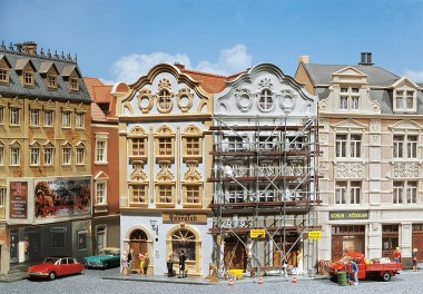 Faller 130452 Winkel-Stadthaus mit Malergerüst 