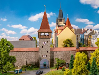 Faller 232171 Altstadtturm mit Mauer 