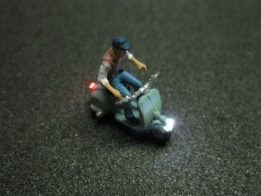 Schönwitz 50223 Motorroller Roller mit LED Beleuchtung  